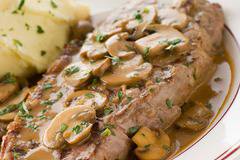 Задушено крехко телешко с гъби и картофено пюре