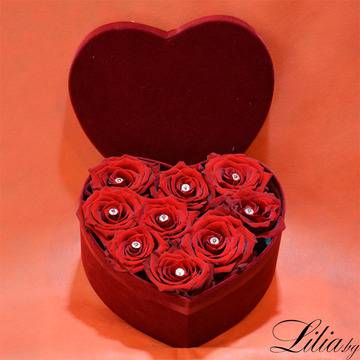 Кадифена кутия сърце с 9 червени рози