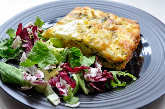 Фритата с прошуто, козе сирене и чушки