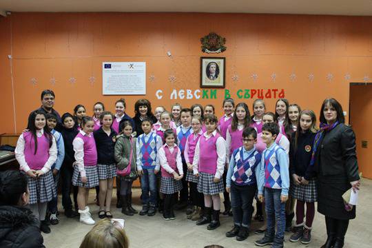 Учениците от ОУ „Никола Парапунов” изпълниха стихове и песни, посветени на Апостола на свободата