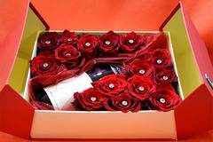 2017 Цветя в Кутия и Кутии с рози – Кутия с 15 червени рози и австрийско вино – Доставка на Цветя Букети и Роза в стъкленица…