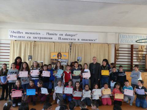 Третокласници, от НУ „Яне Сандански“, пяха и рецитираха стихове, посветени на Апостола на свободата