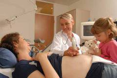 Антибиотици преди цезарово сечение правят бебето уязвимо за астма