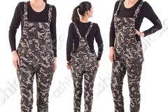 Актуален дамски гащеризон в камуфлажен десен