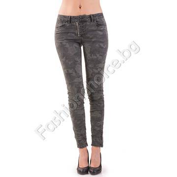 Камуфлажни дамски дънки с ефектно закопчаване