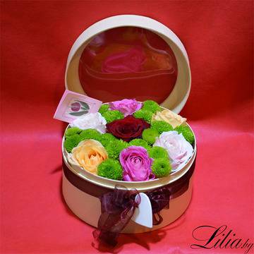 2017 Цветя в Кутия и Кутии с рози – Кутия с прозрачен капак с рози и хризантеми – Доставка на Цветя-Букети-Роза в…