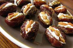 Пълнени фурми с извара и ядки