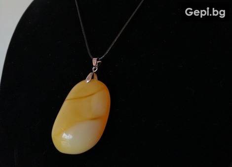 Кожено дамско колие с кехлибар