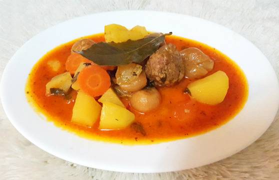 Винена яхния с арпаджик, картофи и кюфтенца