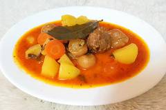 Винена яхния с арпаджик, картофи и кюфтенца