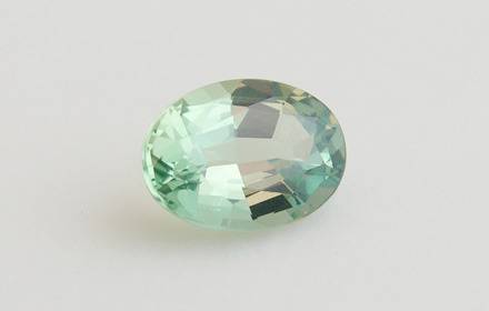 АЛЕКСАНДРИТ и красиви бижута с естествен камък за елегантни жени