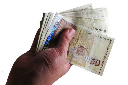 У нас мъжете все още получават повече пари за труда си от жените