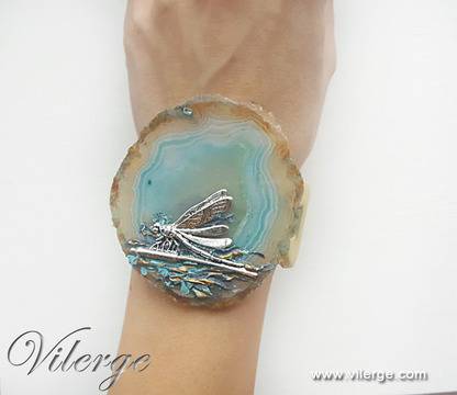 За лятото и морето бъди уникална с красиви бижута и елегантни гривни