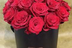 2017 Цветя в Кутия и Кутии с рози – Луксозен цилиндър с 33 червени рози – Доставка на Цветя-Букети-Вечни рози и Рози в…