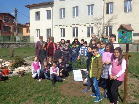 Клуб „Малки еколози“ засади фиданка, в двора на ОУ „Н Парапунов“, за Световния ден на гората