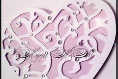 Дизайнерска покана Сърце бяло и лилаво 1026