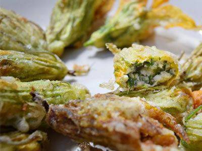 Цветове от тиквички с оризов пълнеж