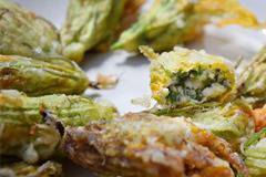 Цветове от тиквички с оризов пълнеж