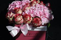 2017 Цветя в Кутия и Кутии с рози – Кутия с панделка-хортензия и рози – Доставка на Цветя-Букети-Вечни рози и Рози в…