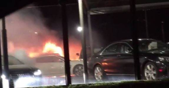 Луксозни коли изгоряха в столична автокъща (СНИМКИ)