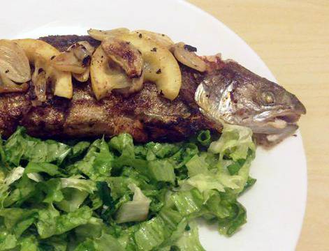 Пъстърва на скара с лимон и чесън