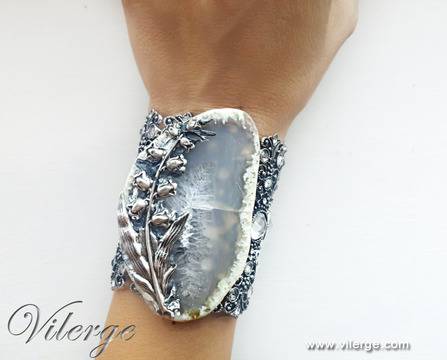 Мода за лято с бижута и винтидж гривна за сезона и морето