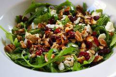 Салата с червени боровинки