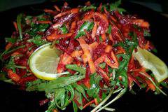 Свежа салата с рукола и цвекло