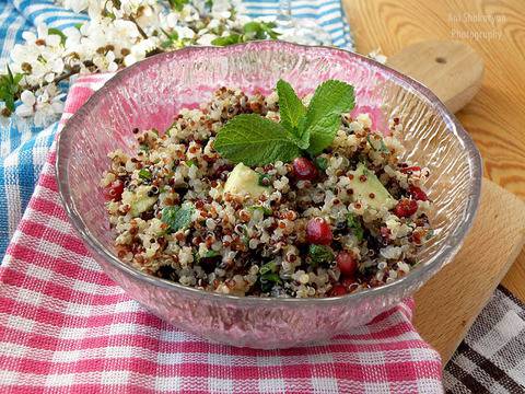 Салата с цветна киноа авокадо и нар