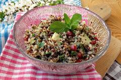 Салата с цветна киноа авокадо и нар