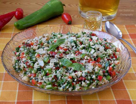 Свежа салата с кус-кус магданоз чушки и сушени домати