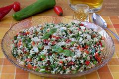 Свежа салата с кус-кус магданоз чушки и сушени домати