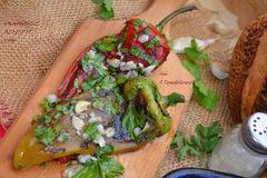 ЛЯТНА САЛАТА ОТ ПРЯСНО МАРИНОВАН ПЕЧЕН ПИПЕР С ЧЕСЪН И МАГДАНОЗ