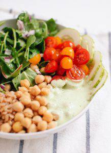 Пролетна салата с нахут и спелта