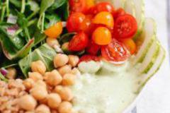 Пролетна салата с нахут и спелта