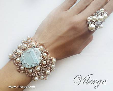 Красиви бижута с Перли и елегант винтидж гривни за секси жени