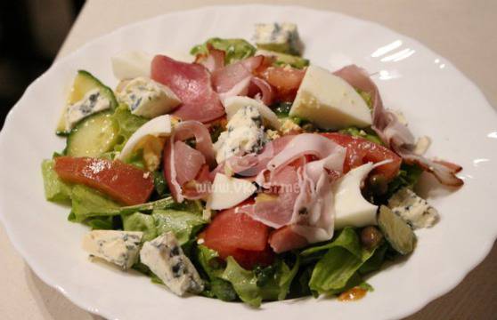 Салата “Всичко в чинията”