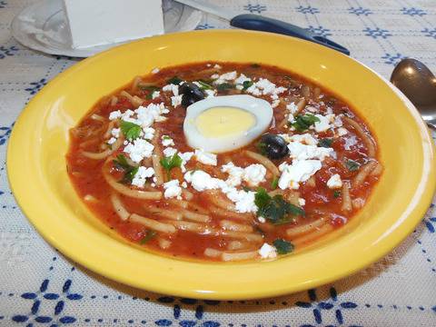 Доматена супа с фиде и маслини