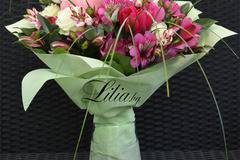 Букет с божури рози алстромерия и лалета