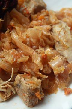 Кисело зеле с месо на фурна