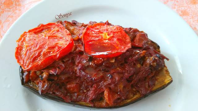 Патладжан на фурна пълнен с печени чушки и орехи