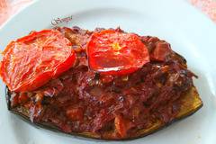 Патладжан на фурна пълнен с печени чушки и орехи