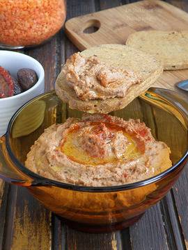 Веган пастет от червена леща със сушени домати и маслини