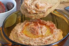 Веган пастет от червена леща със сушени домати и маслини