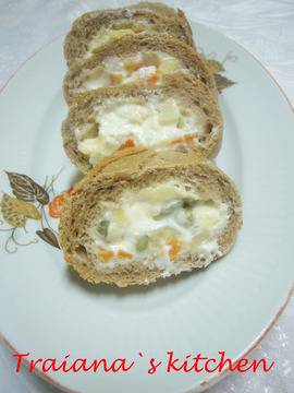 Руска салата в хлебче