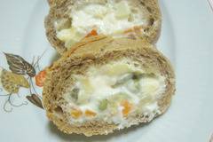 Руска салата в хлебче