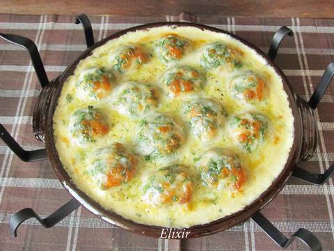 Пилешки кюфтенца в сметанов сос