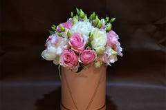 2017 Цветя в Кутия и Кутии с рози – Кутия с рози божур и еустома – Доставка на Цветя-Букети-Вечни рози и Рози в стъкленица София