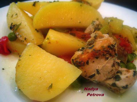 ПИЛЕ С КАРТОФИ В ГЮВЕЧ