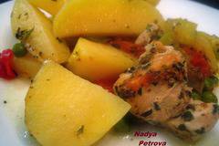 ПИЛЕ С КАРТОФИ В ГЮВЕЧ